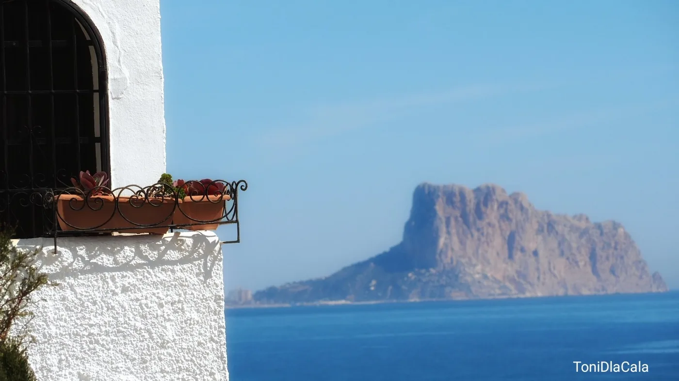 Utsikt över Costa Blanca med vit villa och Peñón de Ifach i bakgrunden — foto: ToniDlaCala
