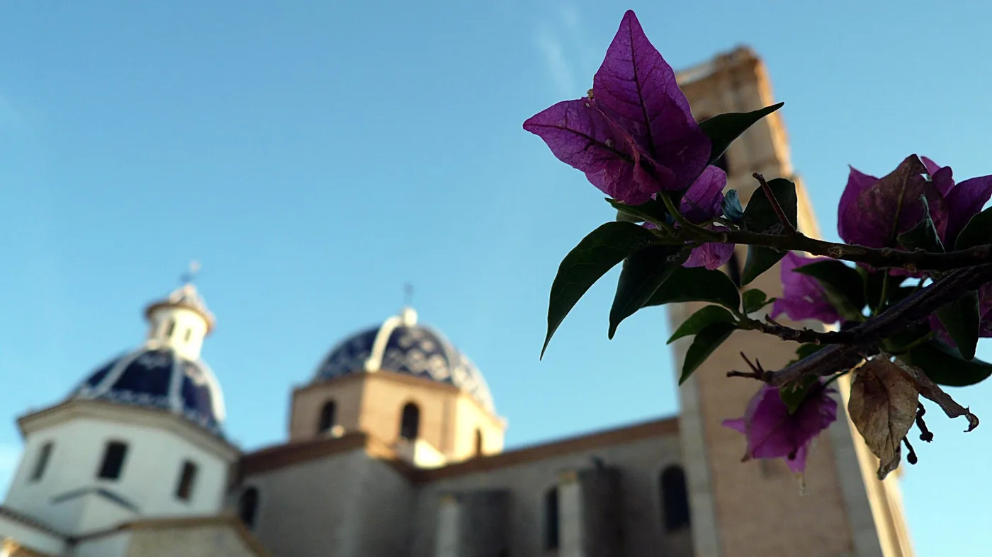 Alteas ikoniska blå kupoler på kyrkan Nuestra Señora del Consuelo — ett av Costa Blancas mest fotograferade motiv