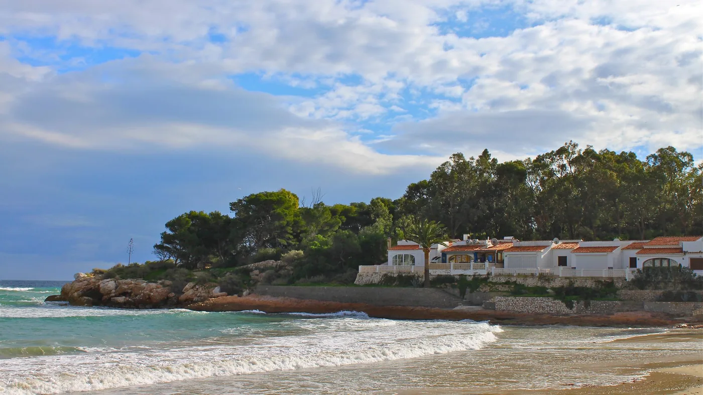 Mediterrana tejados i Calpe med Peñón de Ifach som fond — foto: ToniDlaCala