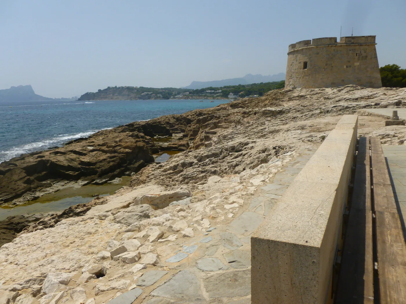 Morairas historiska tornruina vid kustbyn — en pittoresk vy längs norra Costa Blanca