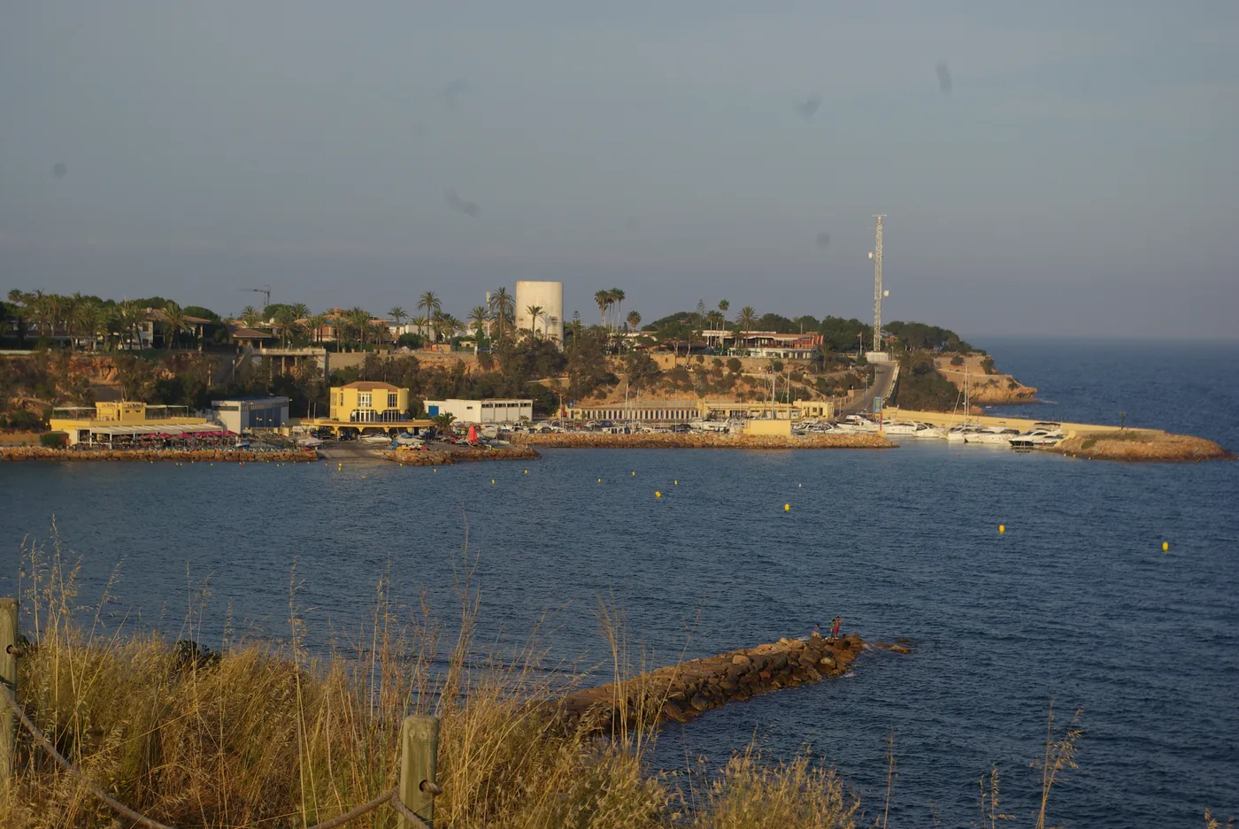 Cabo Roigs dramatiska klippkust och turkosa Medelhav i Orihuela Costa — södra Costa Blancas pärla
